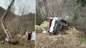 Kastamonu’da saman yüklü kamyon devrildi: İki kişi yaralandı