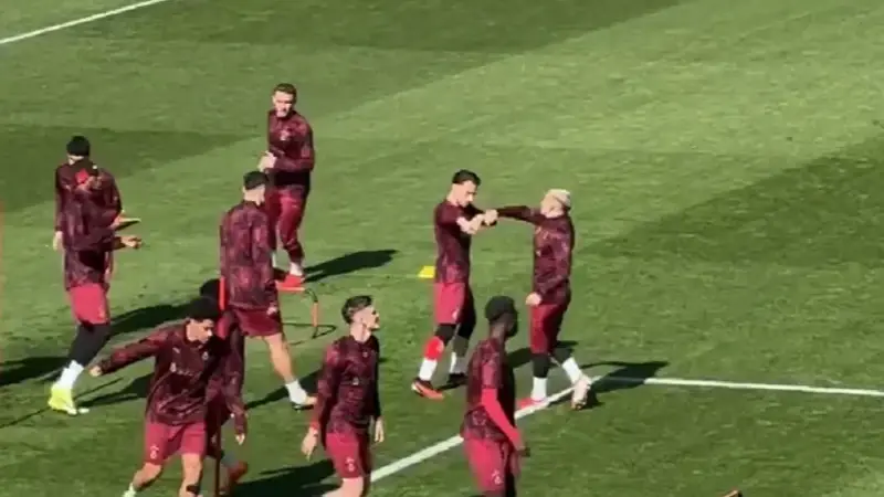 Kavga mı şaka mı? Galatasaray idmanında gündem olan görüntü