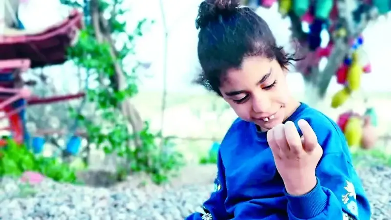 Maya’yı meyve bahçesinde büyütmeye çalışıyor