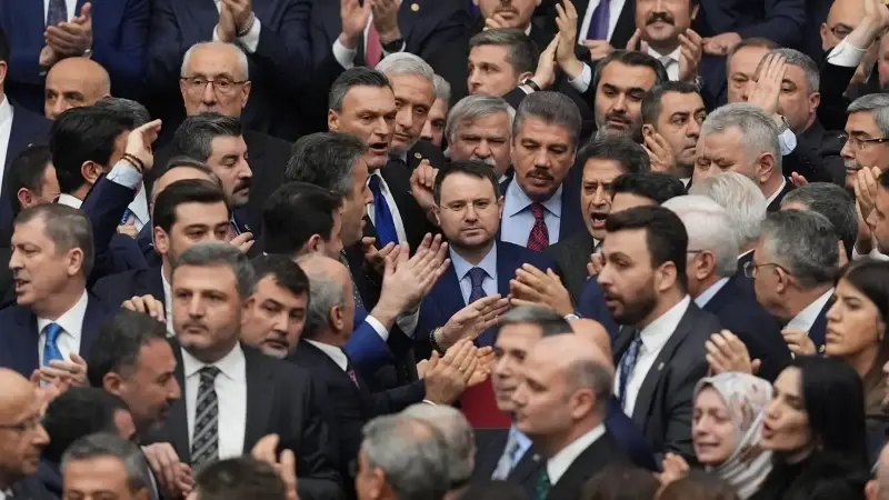 Meclis’teki yemin töreninde neler yaşandı? AK Parti Milletvekili Mehmet Baykan olayların fitilini ateşleyen ismi açıkladı