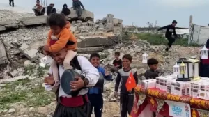 Savaşın gölgesinde Musaharati geleneği: Gazzeli çocuklara fenerli moral