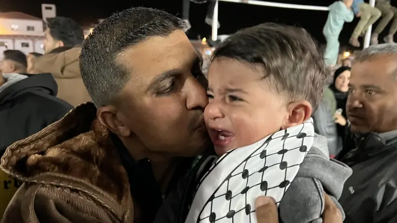 Sınırlı geçiş izniyle Refah Sınır Kapısı’ndan geçen Filistinliler Gazze’ye döndü