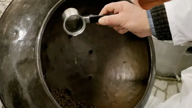 Saatlerce işlemden geçiyor, yapımı 1 hafta sürüyor! Bakır kazanda kaynayan Osmanlı mirası