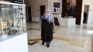 82 yaşındaki kadın sporla bastonunu attı