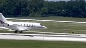 ABD’de özel jet pilotunun ön iniş takımları açılmayan uçağı soğukkanlılıkla yere indirdiği anlar kamerada