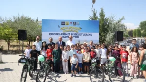Başkan Altay ve Başkan Kavuş 40 gün camiye gelen çocukların bisiklet sevincine ortak oldu