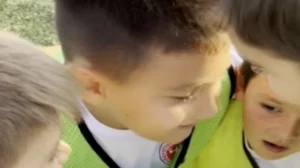 Bolu’da miniklerin futbol taktiği güldürdü: Sağ kanadı paylaşamadılar