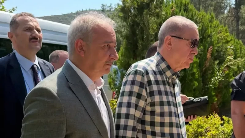 Cumhurbaşkanı Erdoğan Marmaris’te cuma namazını kıldı: Vatandaşlarla bir araya geldi, fotoğraf çektirdi