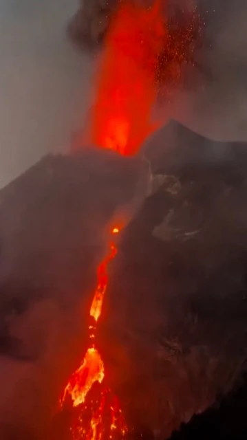 Etna Yanardağı yeniden patladı: Lavlar aktı kül bulutu gökyüzünü kapladı
