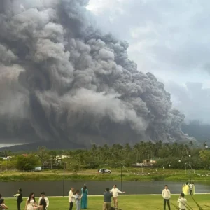 Filipinler’de Mayon Volkanı alarmı: Sıcak kül akışları şehri karanlığa gömdü
