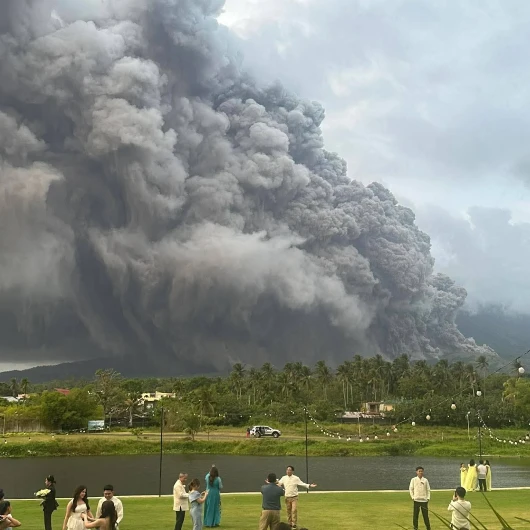Filipinler’de Mayon Volkanı alarmı: Sıcak kül akışları şehri karanlığa gömdü