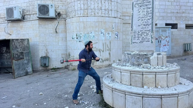 İsrailli ırkçı milletvekili Zvi Sukkot Batı Şeria’da Filistinli şehitlerin anıtını balyozla parçaladı
