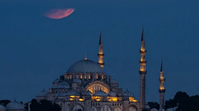 İstanbul semalarında parçalı Ay tutulması