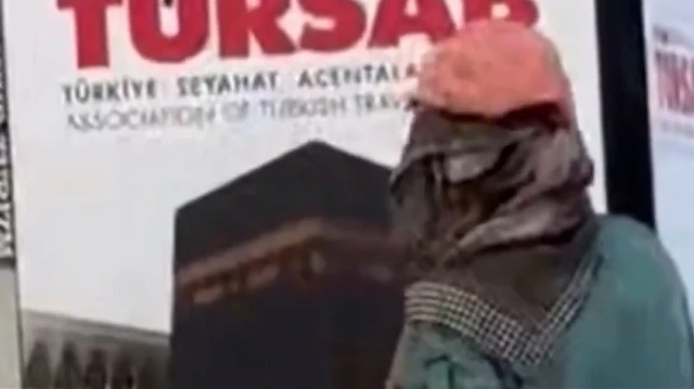 Kabe hasretiyle camdaki görsellere dokunup dua etti