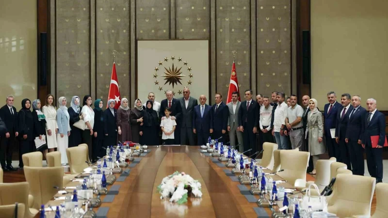 Külliye’de anlamlı buluşma: Cumhurbaşkanı Erdoğan Kahramanmaraş’taki okul saldırısında ölen öğrencilerin ailelerini ağırladı