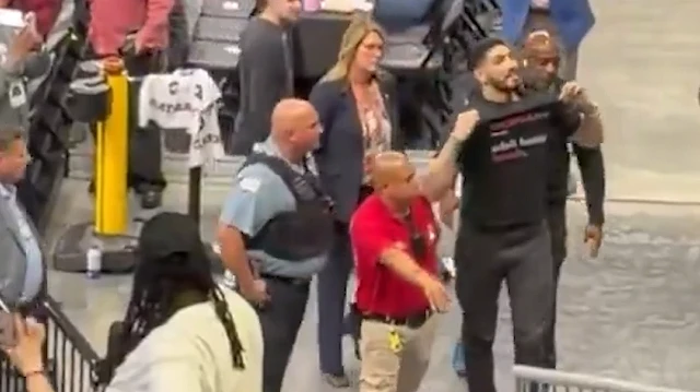 WNBA maçında şov yapmaya çalışan FETÖ’cü Enes Kanter yaka paça dışarı atıldı